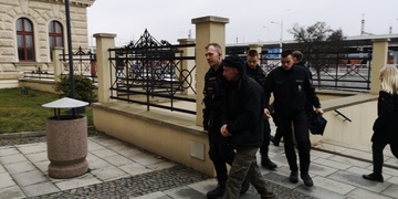 Prchajícího zloděje zastavila až hrozba zbraní