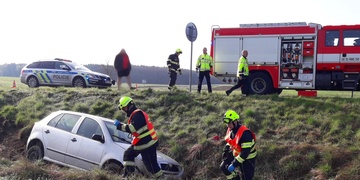 Auto skončilo v poli