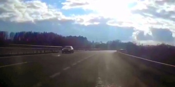 Těžce opilý Polák se dnes po dálnici D5 řítil v protisměru