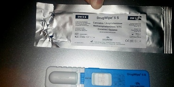 Zdrogovaný mladík řídil vůz bez řidičáku