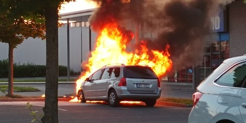 Požár auta na parkovišti Tesco Rokycanská
