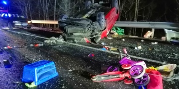 Řidička nezvládla smyk, s vozidlem vyletěla ze silnice a narazila do skály