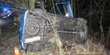 Řidička skončila na boku v příkopu