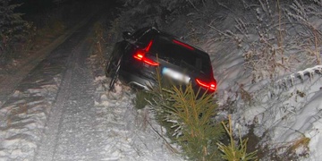 Ujíždějící řidič se snažil vytlačit policisty