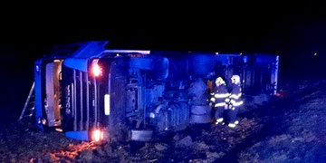 Silně opilý řidič převrátil kamion - aktualizováno