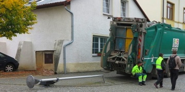 Popeláři pokáceli lampu