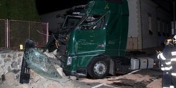 Kamion projel zdí, těžce zraněného řidiče vyprošťovali hasiči