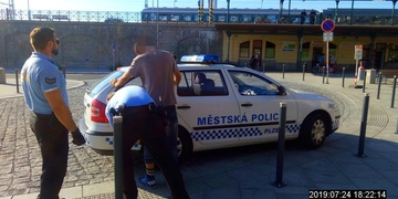 Hledaný na sebe upozornil přestupkem