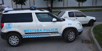 Opilec kličkoval autem po Plzni, neměl řidičák a byl v pátrání