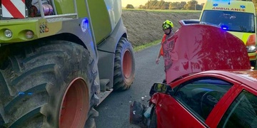 Střet auta se zemědělským strojem