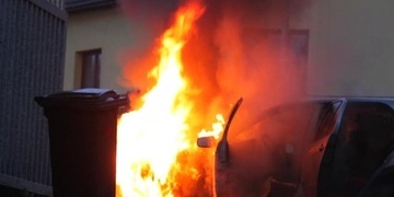 Hořící auto se rozjelo na domy