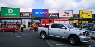 Střet vozů na parkovišti obchodního centra