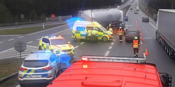 U střetu tří aut a cisterny zasahovaly všechny záchranné složky