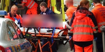 Totálně opilý, teprve dvacetiletý mladík najel do domu