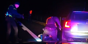 K zastavení ujíždějícího vozu byl použit zastavovací pás i hrozba zbraní