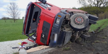 Nákladní vůz se po střetu převrátil