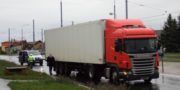 Na cestu kradeným kamionem se Rumun posilnil alkoholem