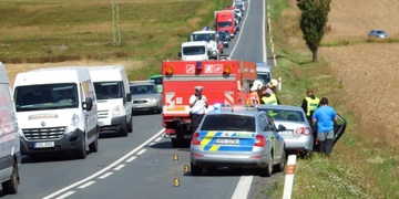 Maminka vezoucí dítě do nemocnice bourala