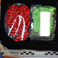 Stovky tablet extáze si objednával poštou