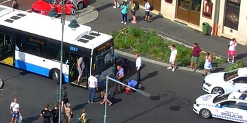 Žena střet s autobusem nepřežila
