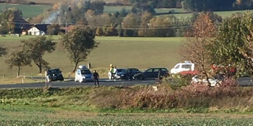 Řidič na křižovatce naboural dvě auta, která mu dávala přednost