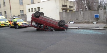 Další vozidlo v rybníce a opět za volantem žena