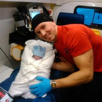 Jel k ženě s bolestmi a nakonec pomáhal miminku na svět