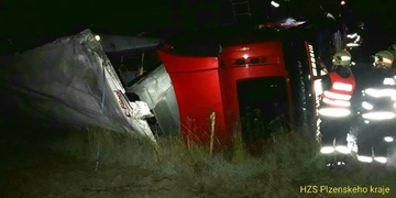 Do příkopu se převrátil kamion