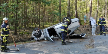 Prý se vyhýbal srně a skončil s autem na střeše