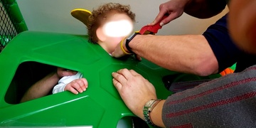 Hasiči zachraňovali dítě z prolézačky