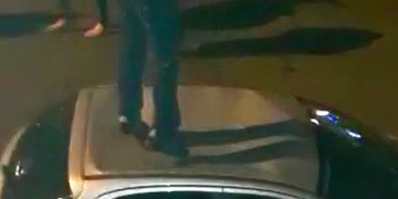S téměř třemi promile skákal po autech