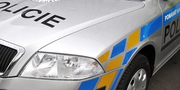 Po krádeži se pokusil přejet policistu autem