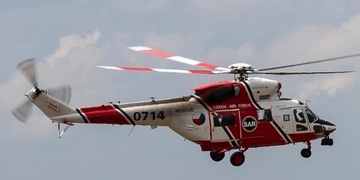 Vážná dopravní nehoda - mladý motocyklista po střetu přeletěl přes auto