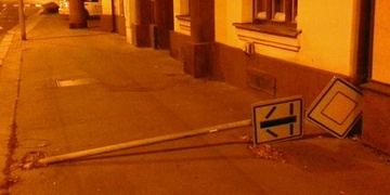 Šestnáctiletí, opilí vandalové likvidovali dopravní značky