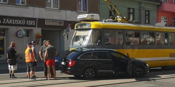 Mladý řidič vjel přímo před tramvaj