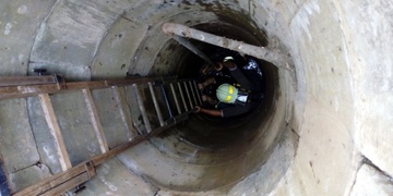 Propadla se do studny