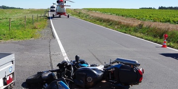 Bezohledný řidič smetl motorkáře