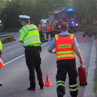 Motorkář i spolujezdkyně jsou velmi vážně zraněni