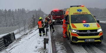 Kamion se převrátil mimo dálnici