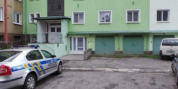Agresivní feťák se i přes uplatněný „institut vykázání“ vrátil a policisté ho doslova tahali z postele