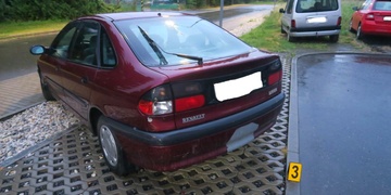 Mladík vzal mámě klíče od auta a jel se projet