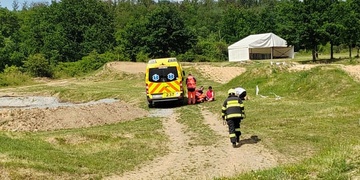 Mladý muž skok s kolem nezvládl