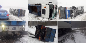 Převrácený autobus, železniční nehoda i náklaďák na boku