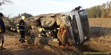 Nákladní vůz přerazil strom a převrátil se