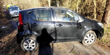 Při havárii auta v lese byly zraněny i dvě děti