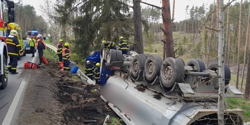 Vážná dopravní nehoda, nákladní vůz skončil na střeše