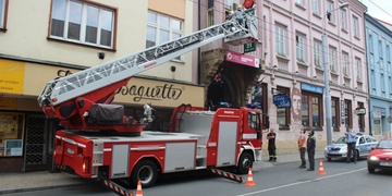 Hasiči vyjeli krotit "nebezpečné stavy" - na chodce padalo sklo
