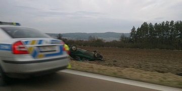 Opilci se ranní jízda nevyplatila, skončil v poli v kotrmelcích