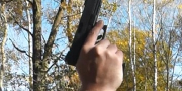 Recidivista prchal před policisty autem i pěšky