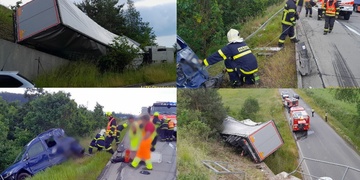 Kamion na D5 smetl auto a poté spadl na silnici vedoucí pod dálnicí